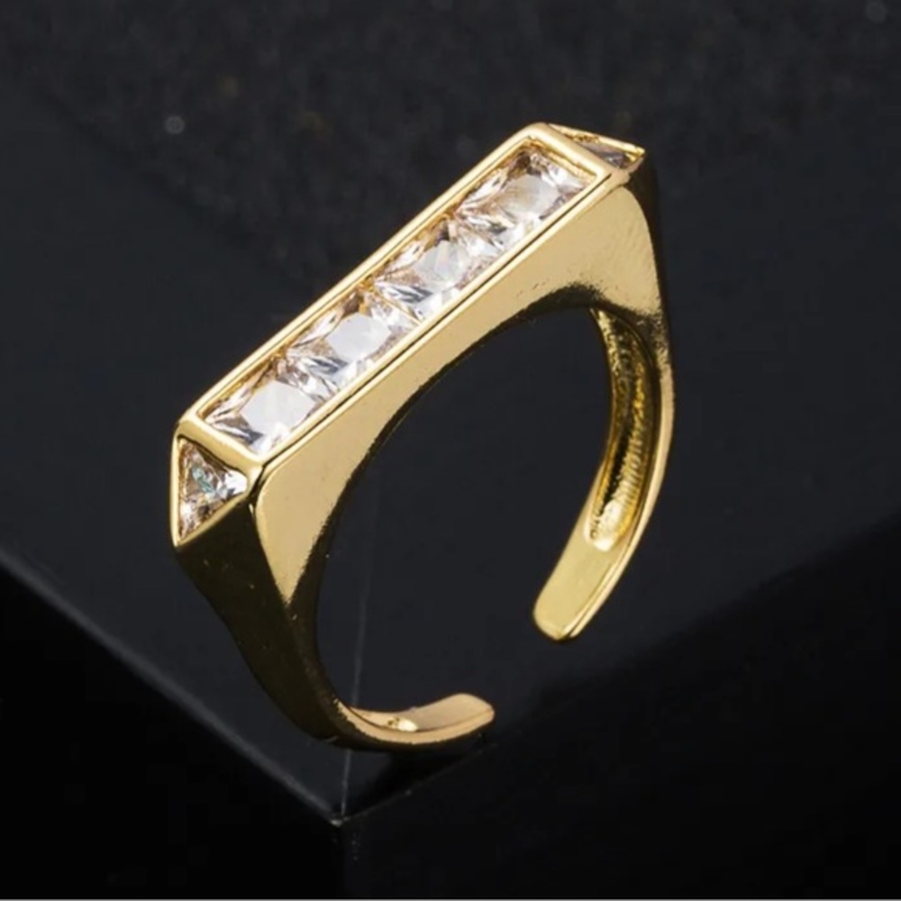 Sparkly gemstone ring NWT